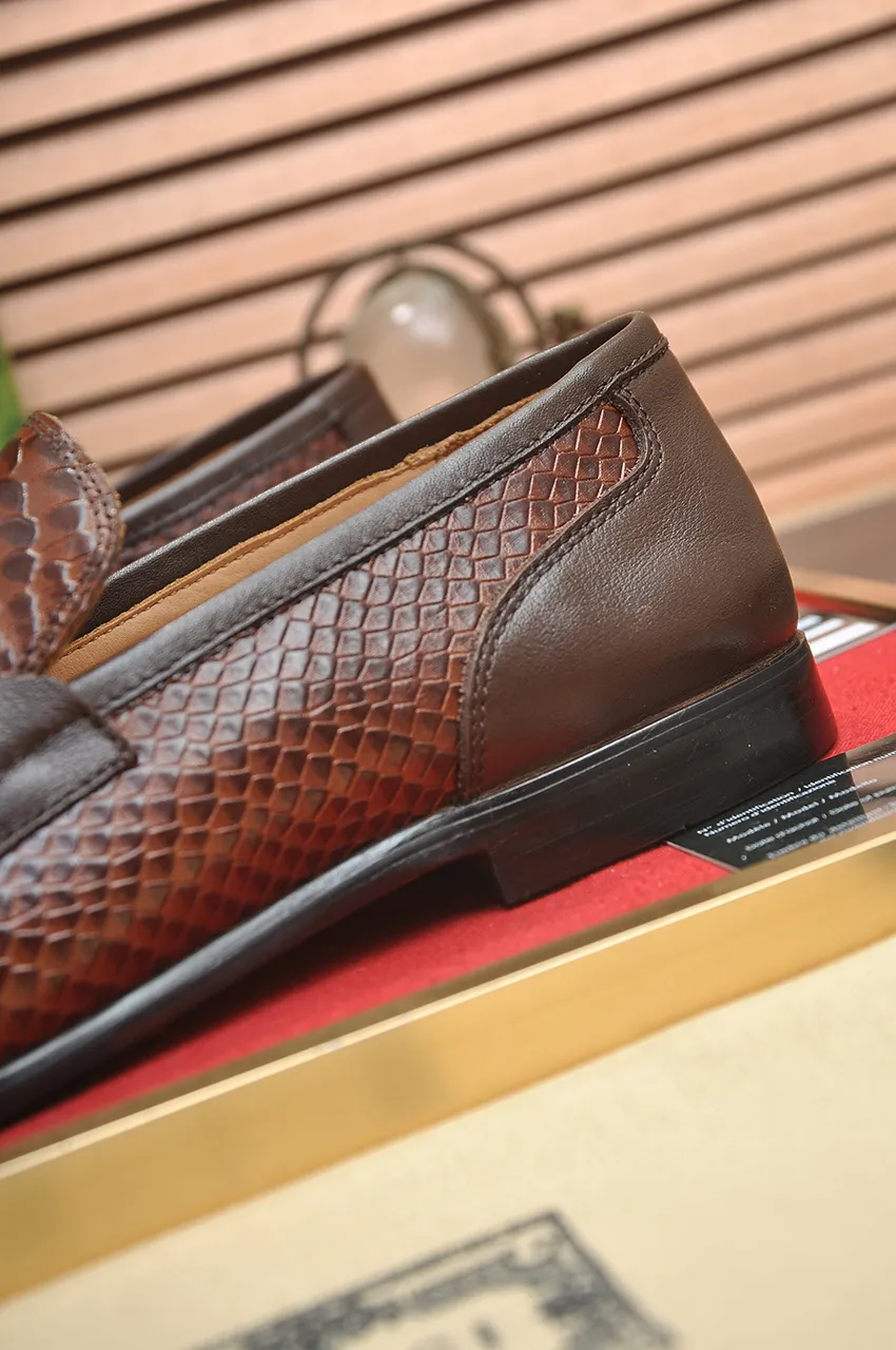 Men's shoes 💰600💶 Brand: GUCCI (Gucci) Standard size: Men's size 38/44 (45 can be customized) Grade: Same as the official website Original quality Material: Original cowhide Water-dyed cowhide lining Original rubber outsole Style category: Men's fashionable casual leather shoes Distinguished big-name luxury elements Top luxury Color: Actual picture